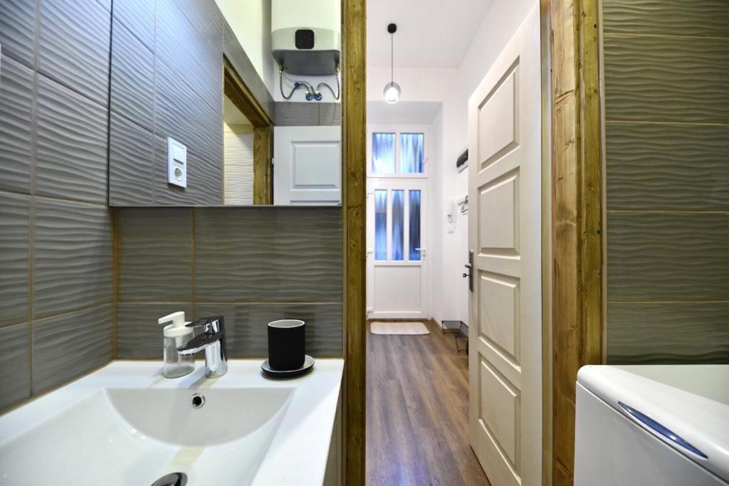 Cute Gallery Apartment Close To The Basilica, Queen Budapest Bagian luar foto