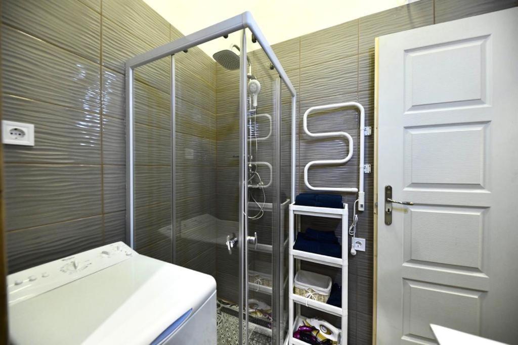 Cute Gallery Apartment Close To The Basilica, Queen Budapest Bagian luar foto