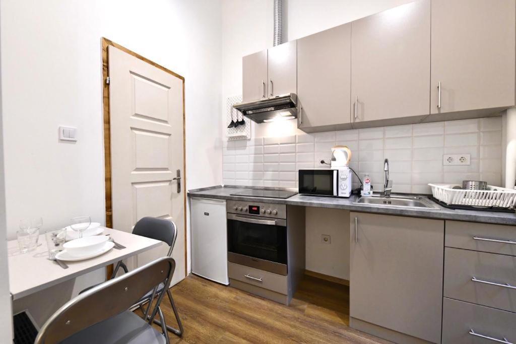 Cute Gallery Apartment Close To The Basilica, Queen Budapest Bagian luar foto