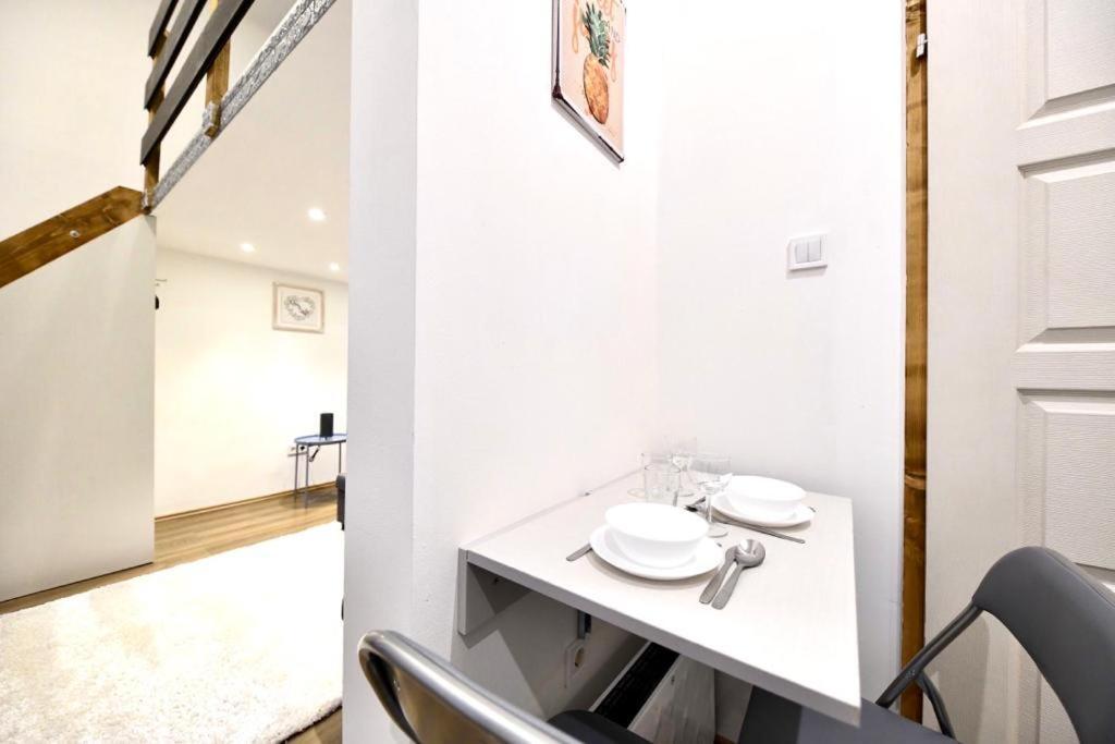 Cute Gallery Apartment Close To The Basilica, Queen Budapest Bagian luar foto