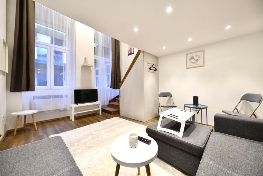 Cute Gallery Apartment Close To The Basilica, Queen Budapest Bagian luar foto